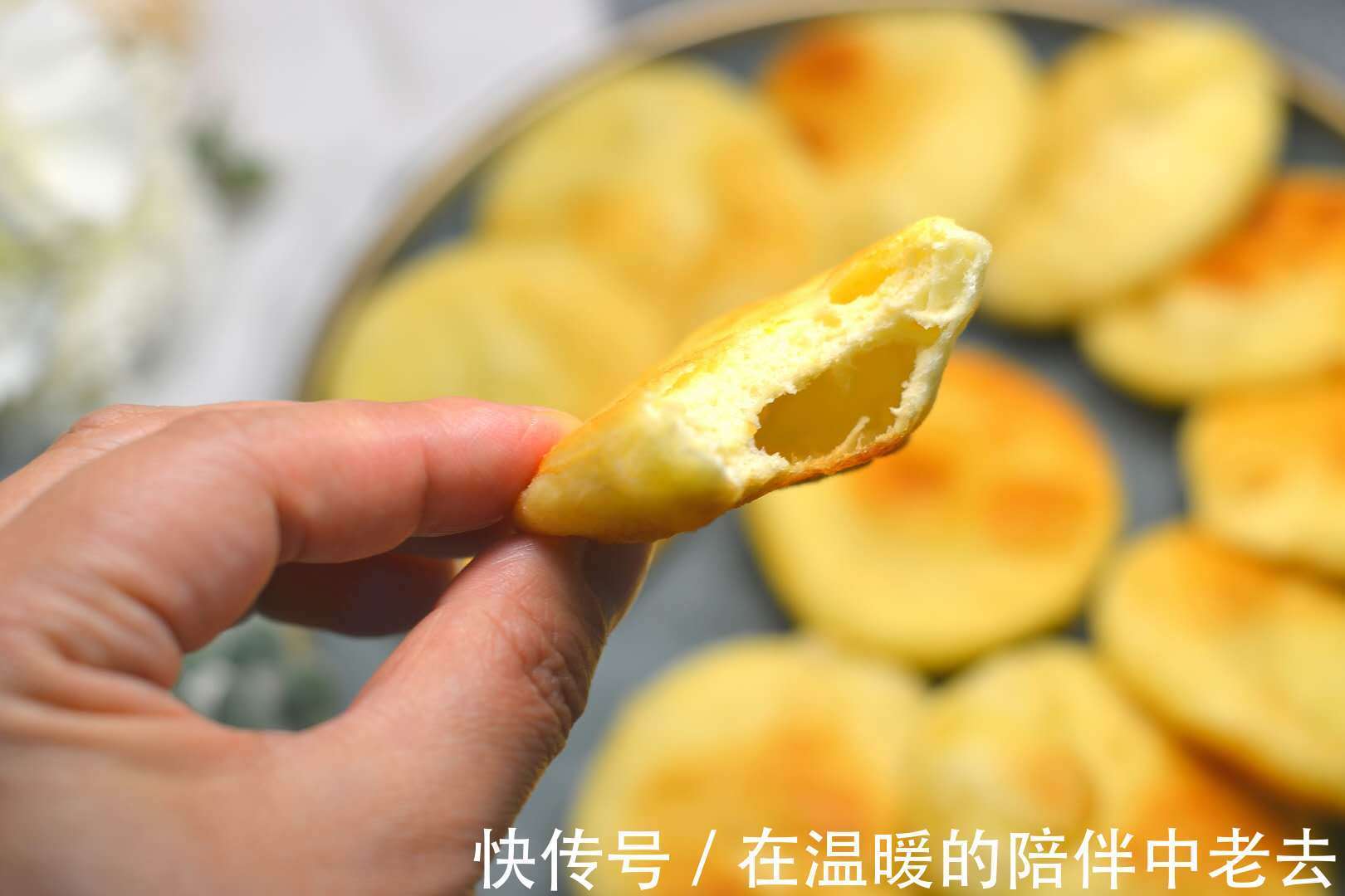 这小饼一上桌,儿子一口气吃10个还说没吃够,柔软咸香,太好吃!