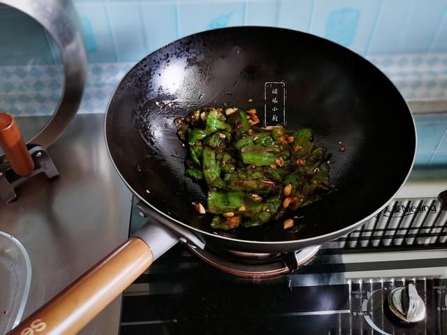 下饭|2菜1汤的午餐成本不超10元钱，干煸辣椒皮薄细嫩，干香入味下饭