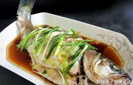 清蒸鱼时,有人放食盐有人放生抽?大厨:教你正确做法,太香了