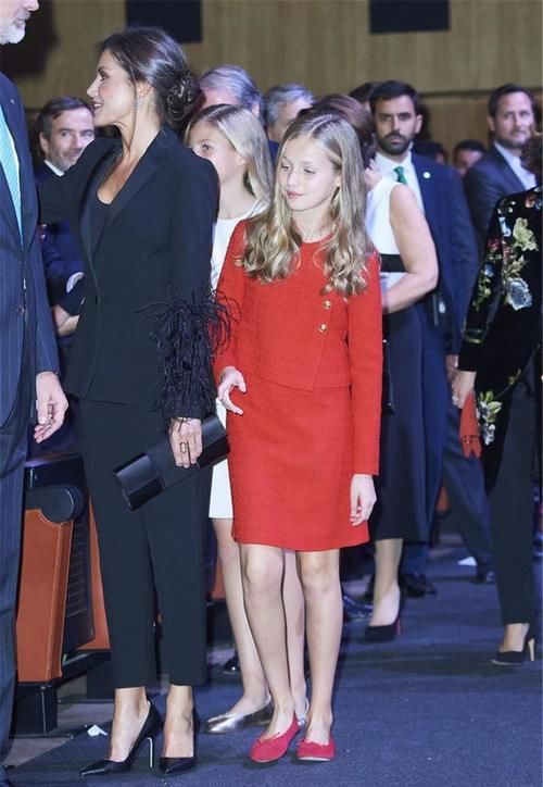 西班牙|真正的贵族穿搭都简约，看西班牙公主莱昂诺尔，穿红色套裙真高级