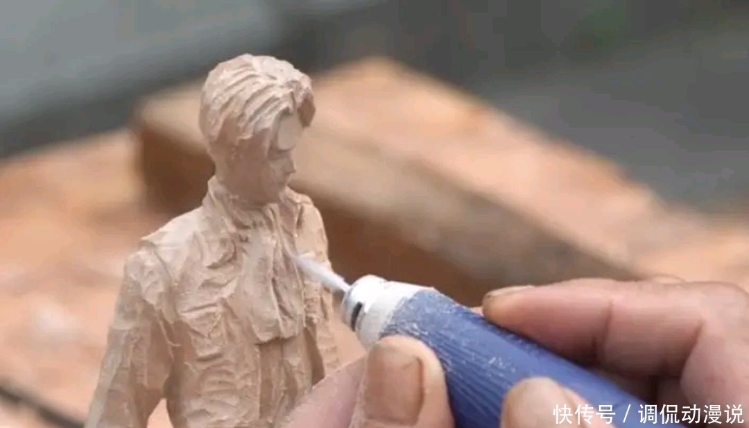 节奏|B站大爷木雕获百万粉丝,无数赞美的同时,却被带节奏质疑团队包装