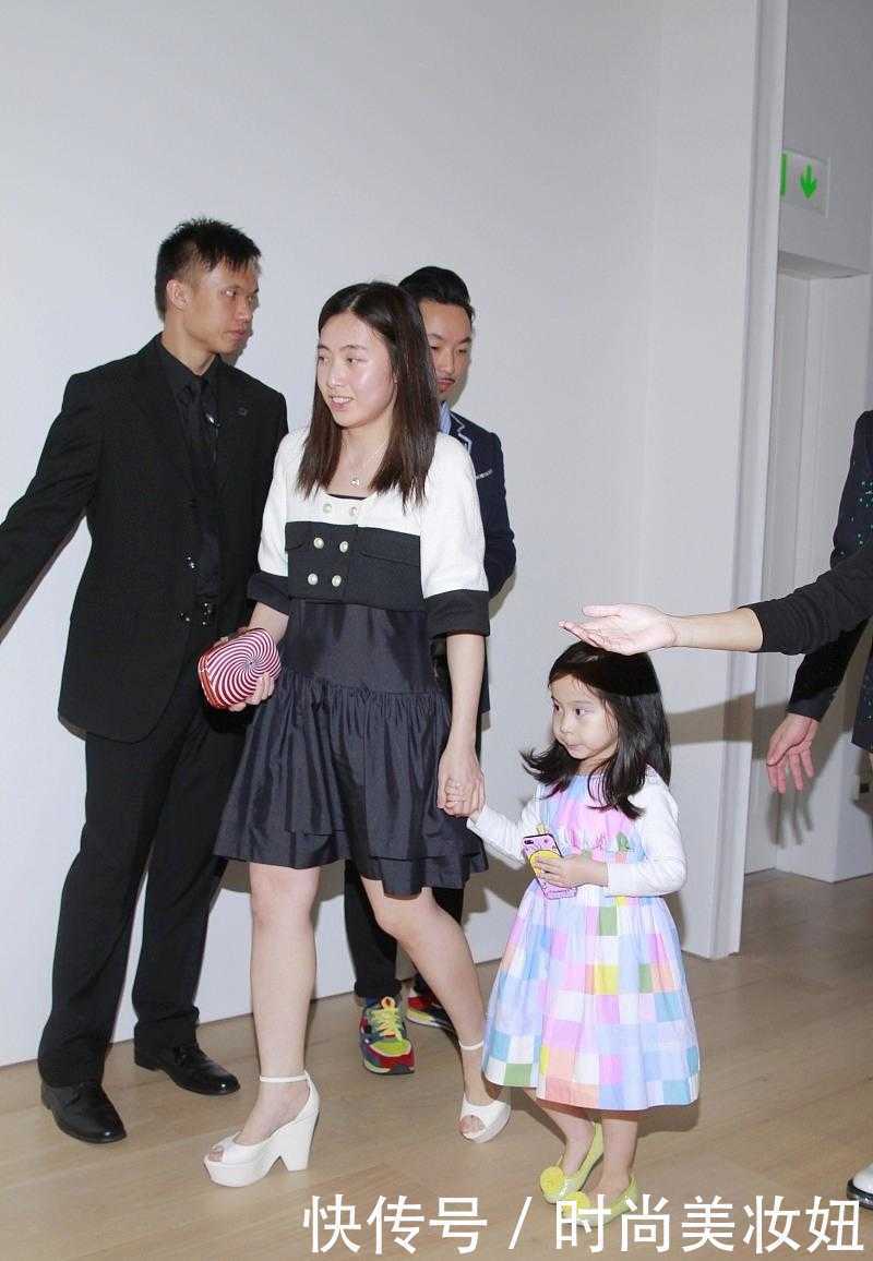 打扮|认真打扮的甘比气质太惊艳,穿小香风配黑色连衣裙,显贵又洋气