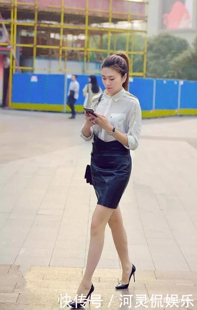 美女搭配上优雅的尖头高跟鞋，让中年的她也能够散发出特别的韵味