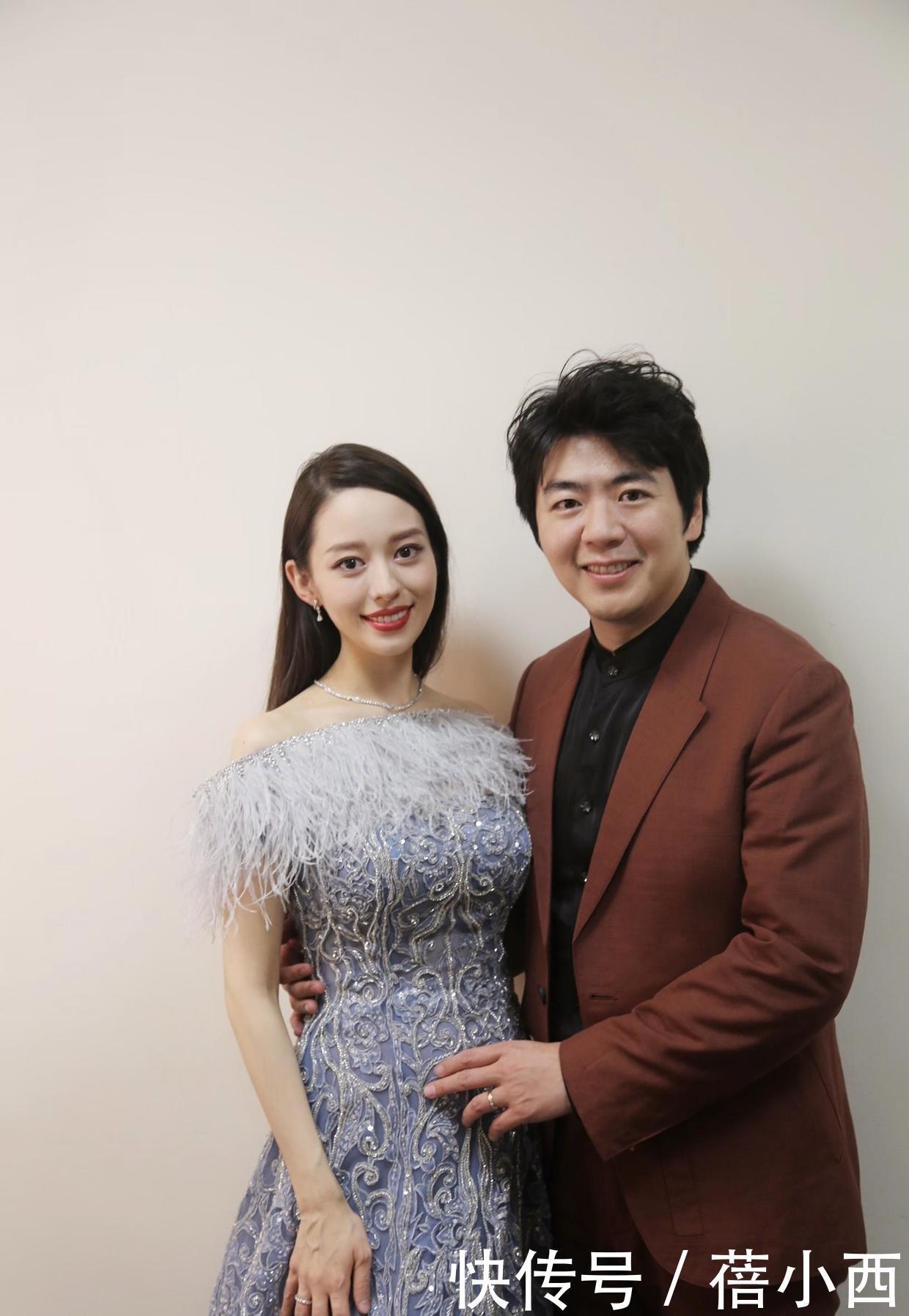 凹凸感|吉娜又穿出了我们想要的“凹凸感”,裸色上衣配牛仔裤,气质高级