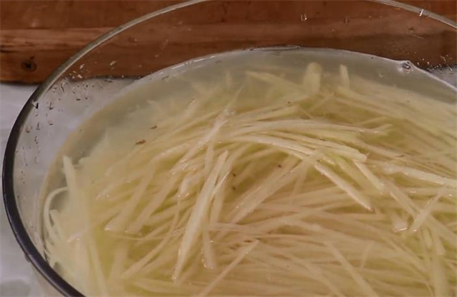 炒土豆丝时，最好不要直接炒，教你正确做法，口感清脆超好吃