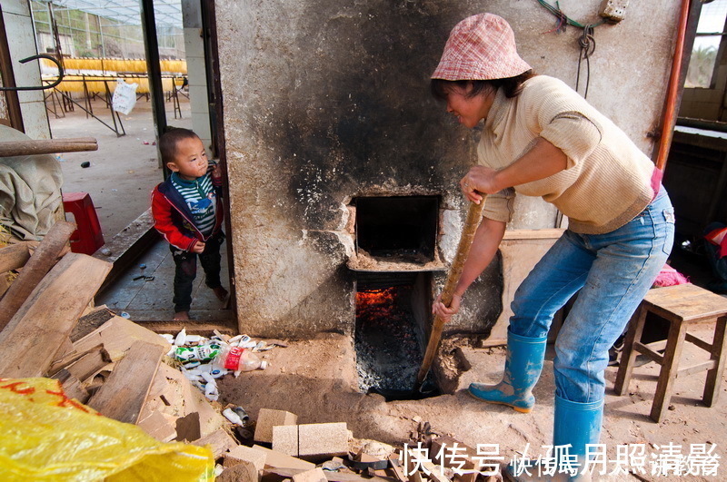 父亲|为参加小学家长会,父亲把衣服“反过来”穿,被其他家长夸情商高