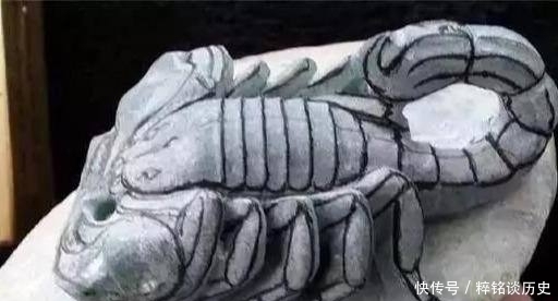 料子|翡翠原石摇身一变成了天蝎子,这也太逼真了吧师傅雕工让你惊吓