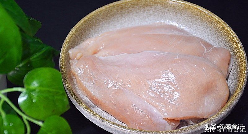 下酒|鸡胸肉别再煮着吃了！试试这样做，能当零食能下酒，比烧烤还解馋