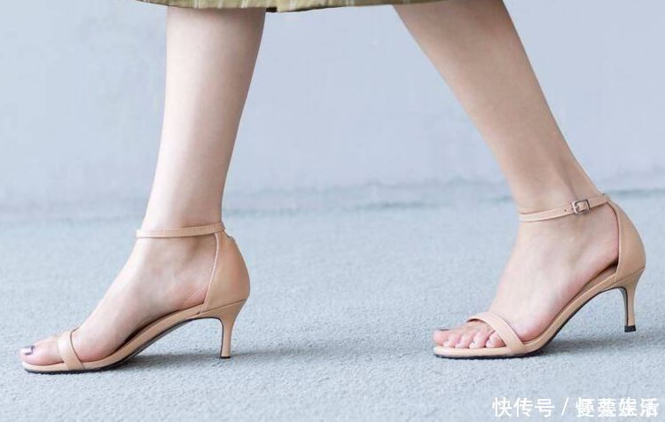 脚踝 经典的一字系带设计,衬托纤细柔美的脚踝,展现优雅大方的气质