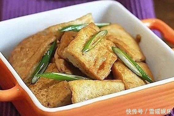 家宴的餐桌上荤素搭配最好吃，清爽可口，喷香解馋，百吃不腻