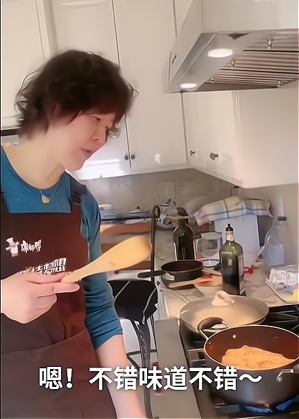 主帅|郎平化身大厨做美食!女排主帅这手艺真不错,满满一桌子挺诱人