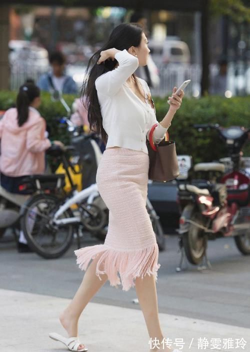 造型 穿流苏裙出行的女生,造型大方得体,又美又气质