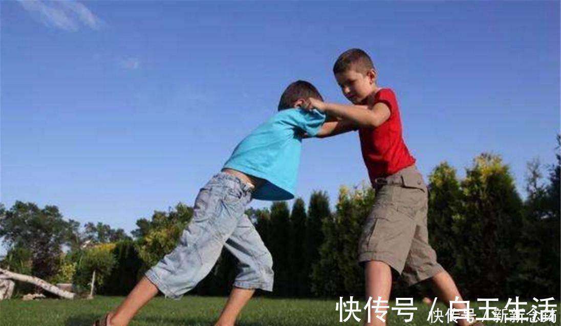 父母|孩子3个行为明明是缺爱,父母却骄傲地以为孩子是高情商,可悲