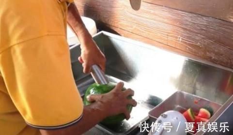 大爷卖西瓜汁却从不买杯子,看清他把鲜榨西瓜汁装哪,路人排队买