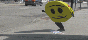 |搞笑GIF段子:我见过破洞裤子,没有见过那么破的