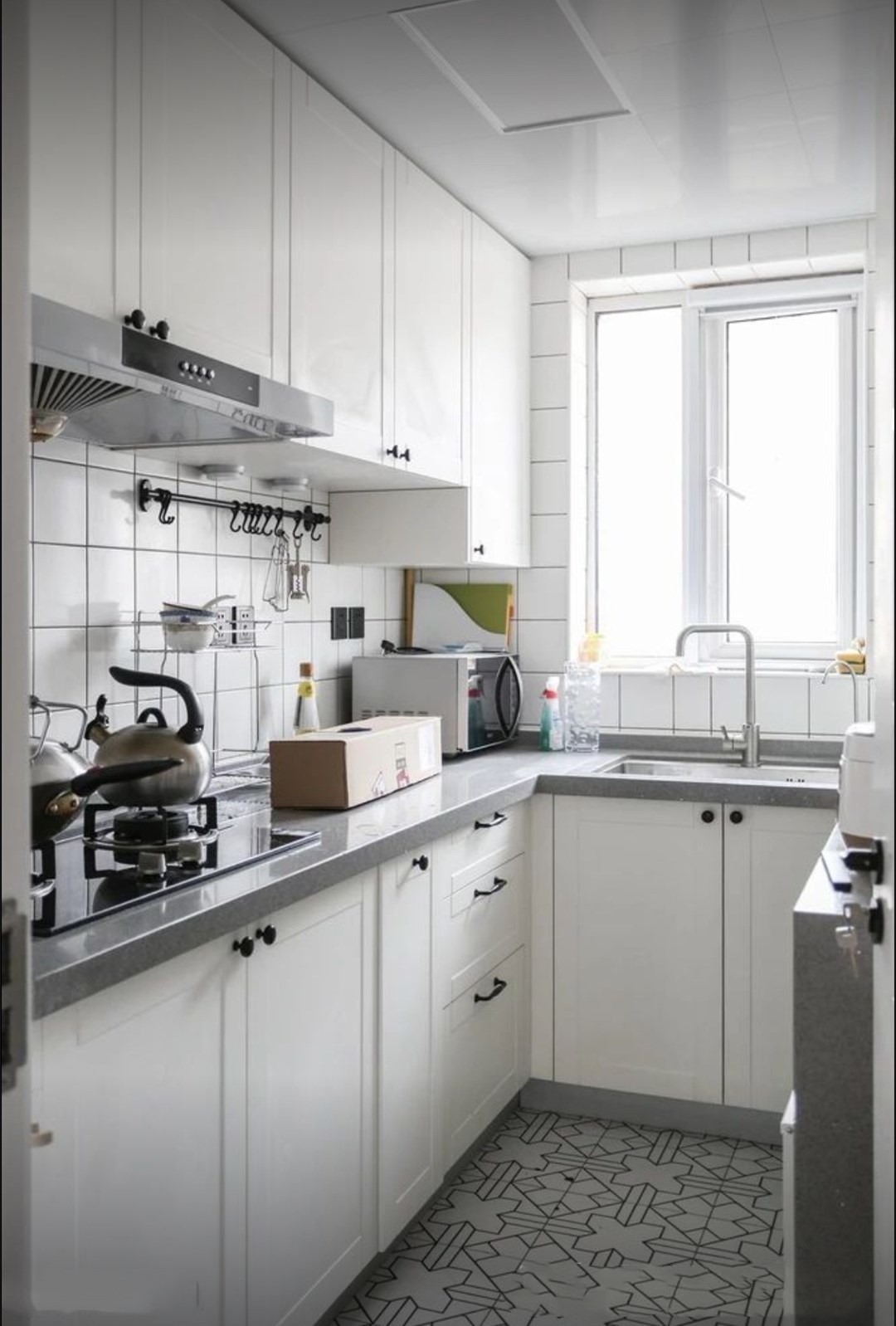 厨房|小厨房别光知道装L型橱柜,贴边打20公分不对称U型柜,更实用!