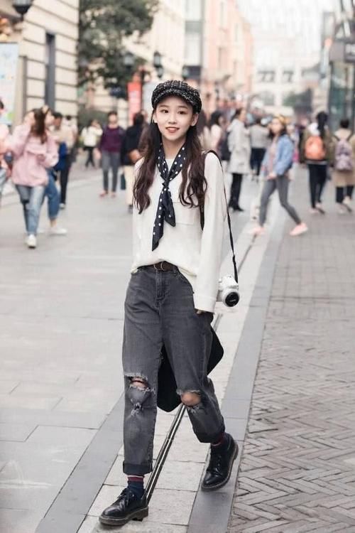 小姐姐 紧身牛仔裤小姐姐，随便搭配，都能轻松打造出性感迷人的身材