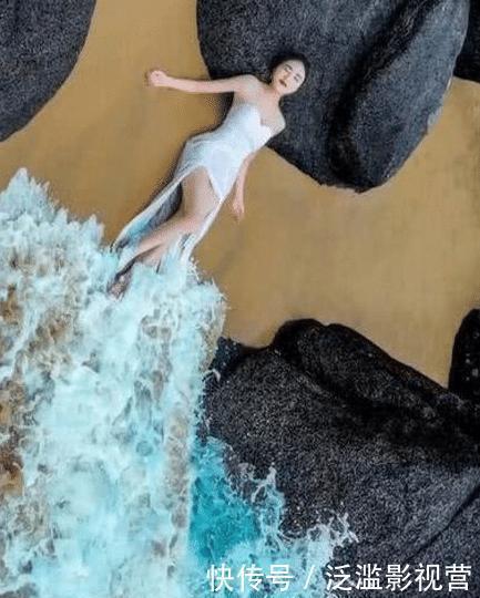 为了拍好婚纱照美女穿裙子躺海水里，下一刻却让美女尴尬