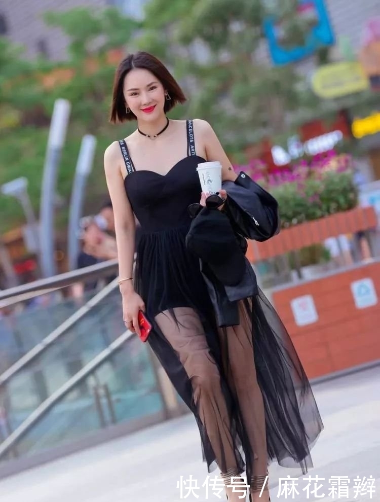 搭配|街拍:美女白色T恤搭配黑色裤,简单的黑白配立马提升了时尚感