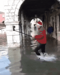 |搞笑GIF:大姐你听解释,我真的不是故意撞上去的