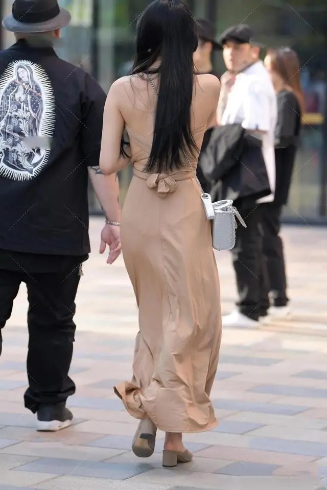 穿搭 卡其色挂脖长裙搭配灰色高跟凉拖,优雅大气,很有成熟韵味儿