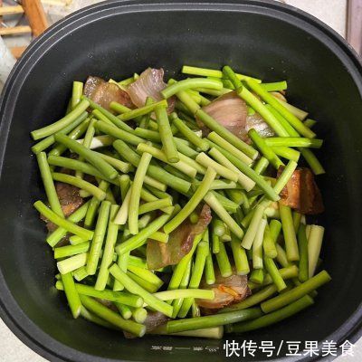 这道蒜苔炒腊肉香极了，儿子三天两头就要吃