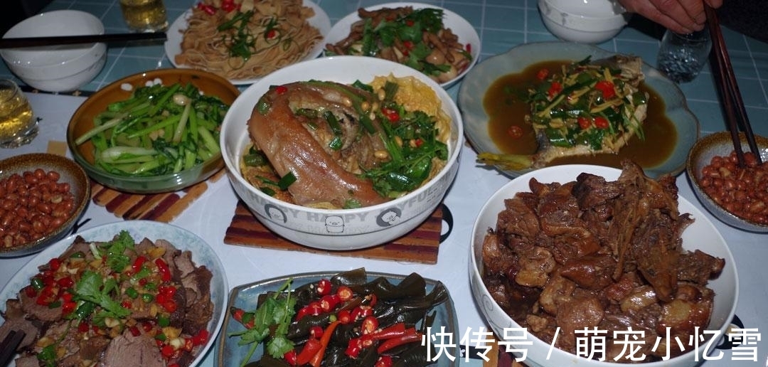 桌菜|招待老家出来的小伙伴，准备了一大桌菜，没想到肉菜没人吃，青菜却被吃了两盘