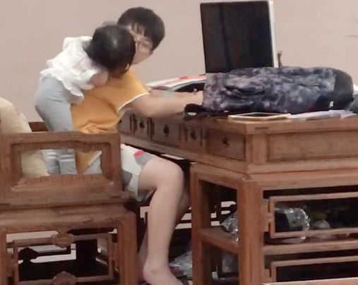 小萝莉|小萝莉陪“小暖男哥哥”写作业,哥哥回头那一刻心都被融化了