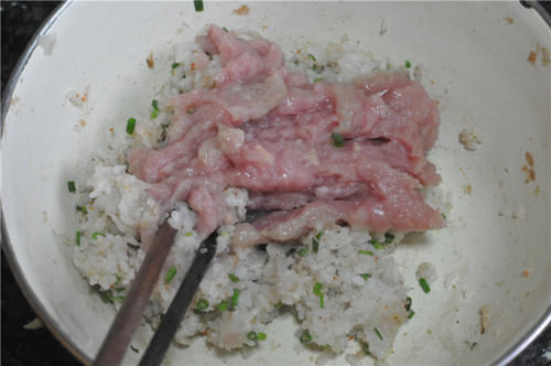 做成好吃的早餐饼,荤素搭配,糯米含有蛋白质,用筷子能挑起就可以了