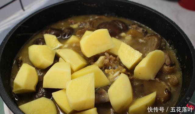 烧土豆|鸡腿烧土豆的做法最典型的家常菜,味道和营养都到位