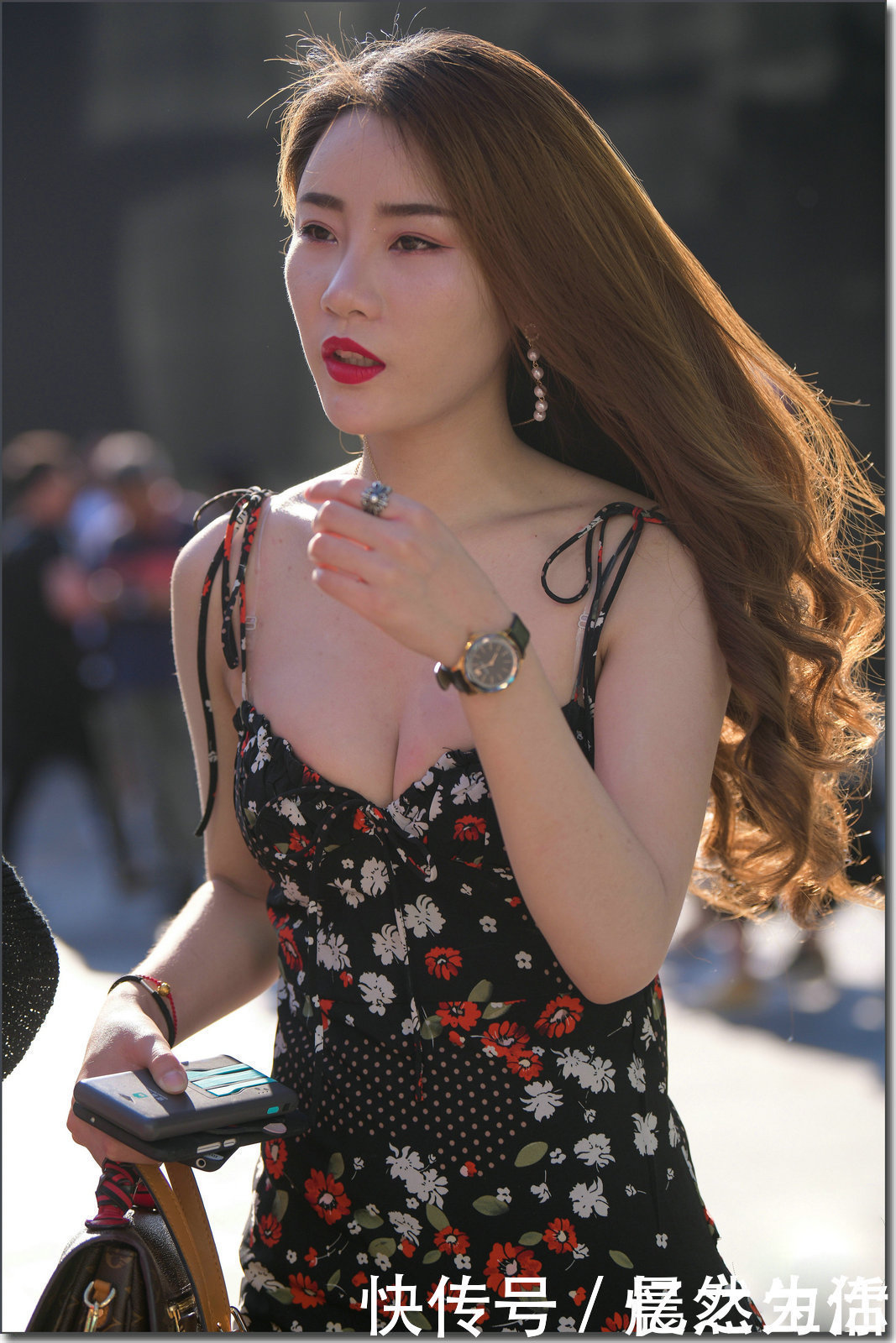 街拍这两位小姐姐的身材都太好了吧