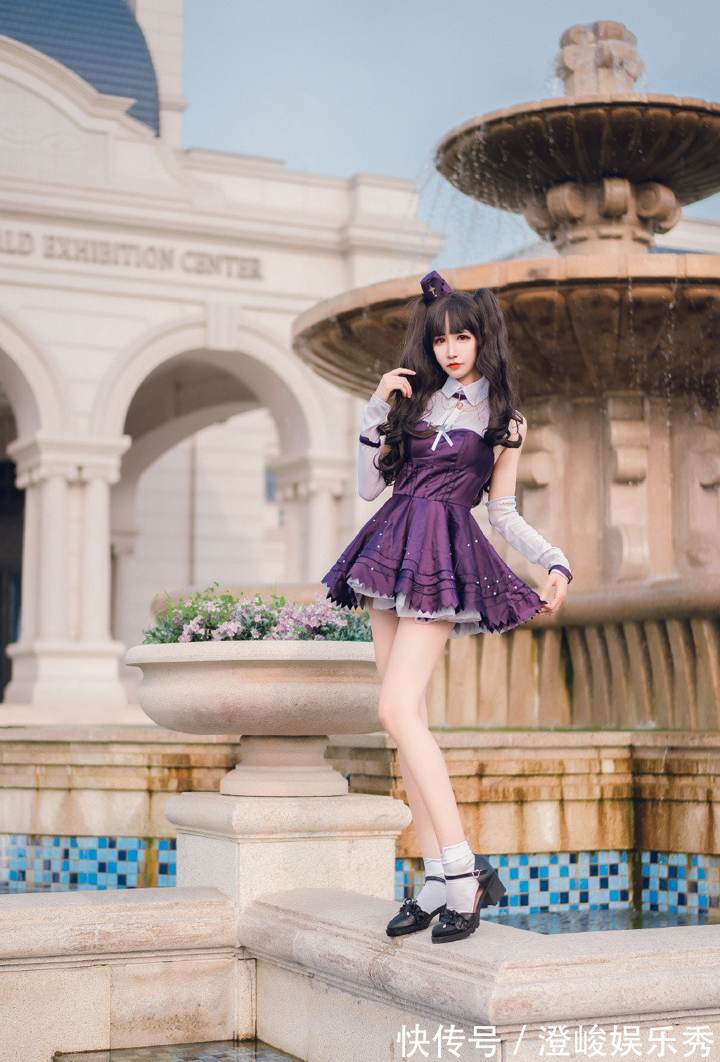 坂凛|FGO伊什塔尔COS,身穿紫色小礼服侧坐喷泉边,这个真不是远坂凛