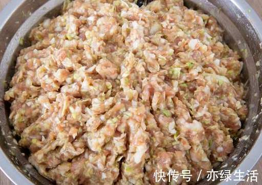 大厨|给肉馅去腥别再用料酒了，大厨教你一个妙招，肉馅鲜香又多汁
