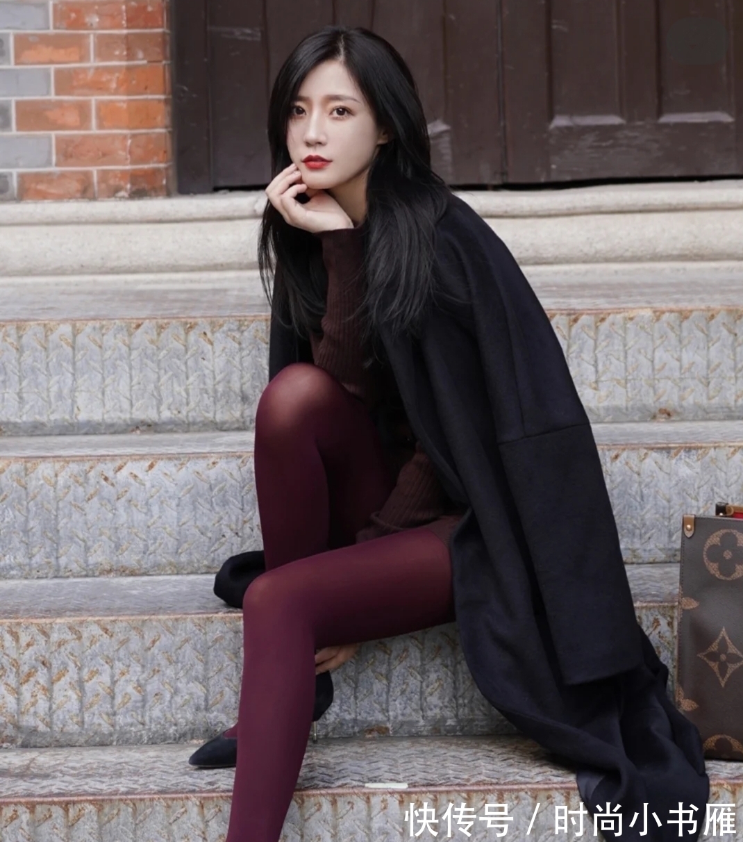 丝袜|四种黑色丝袜穿搭显瘦又时髦,给美腿开一层美颜特效