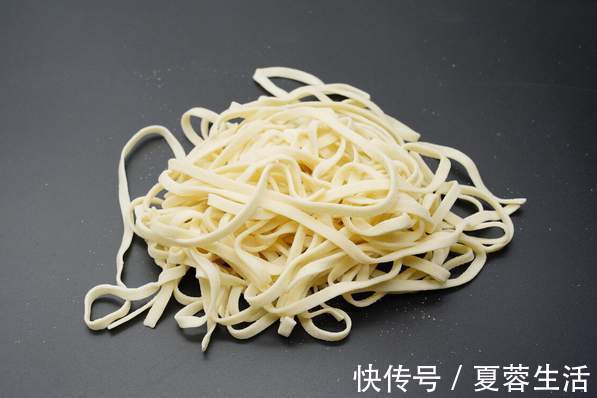 碱面|手擀面为何一煮就断？教你2个小窍门，面条劲道爽滑，不容易断