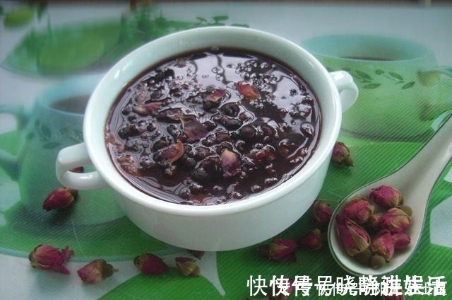 三黑粥|入冬后，用它来代替豆浆牛奶，补气又养血，面如桃花不用涂胭脂！