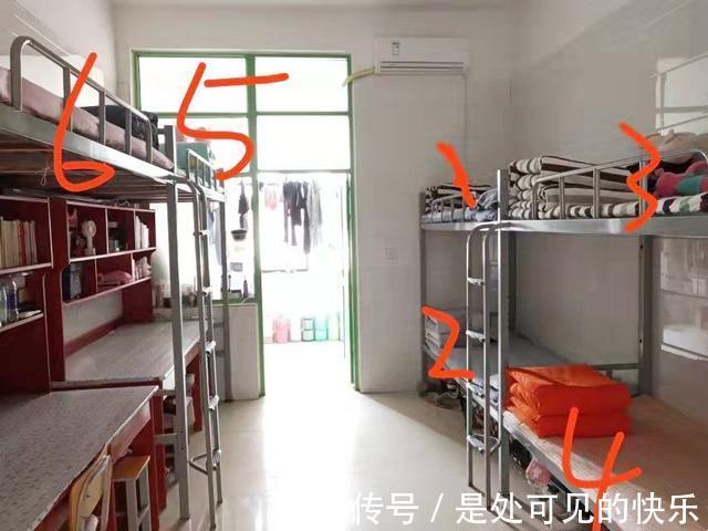 |搞笑图片:宿舍上铺女生床头垃圾袋,从未见她更换过,劝她也不听