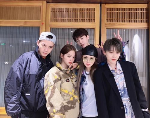 综艺 关系立显?刘雨昕带队友上综艺,全程和她黏在一起,却孤立孔雪儿