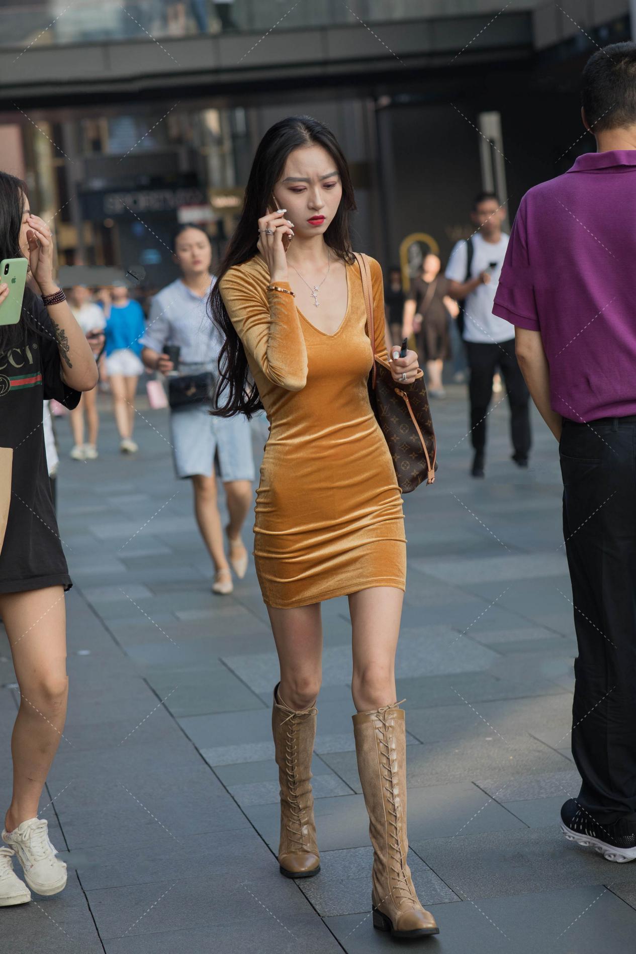 连衣裙穿上很优雅, 搭配及膝长筒靴很显气质