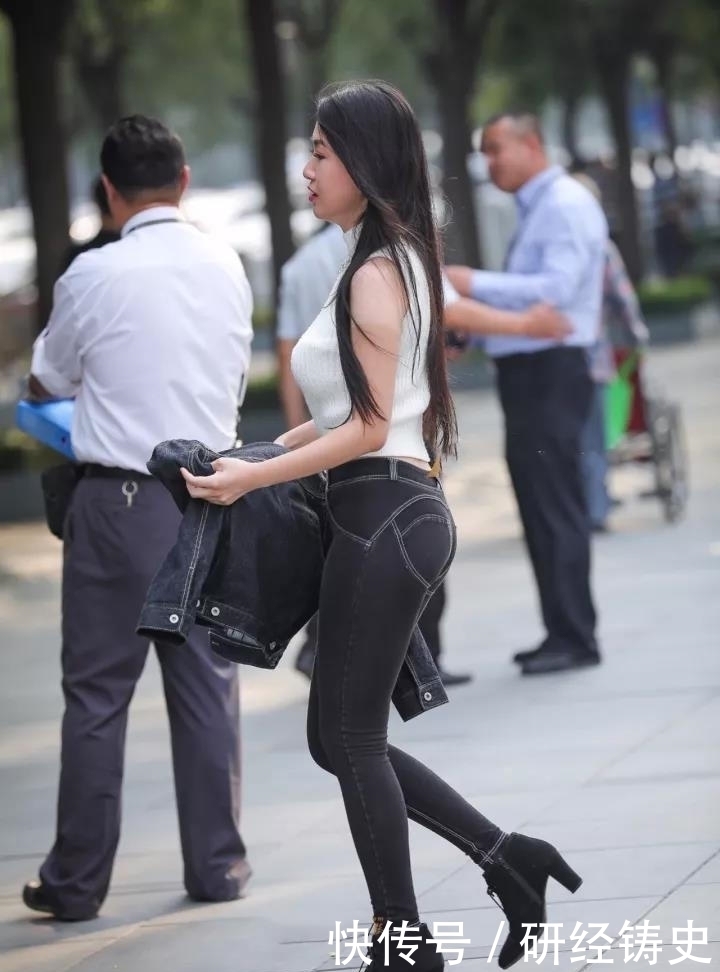 街拍:简单精致美丽的妹子,丰腴有致,风景再美,也美不过你!