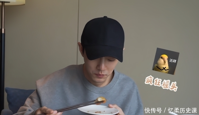 肖战素颜录制vlog,全程面带笑容瞄向左边,说到他时比偶像剧还甜