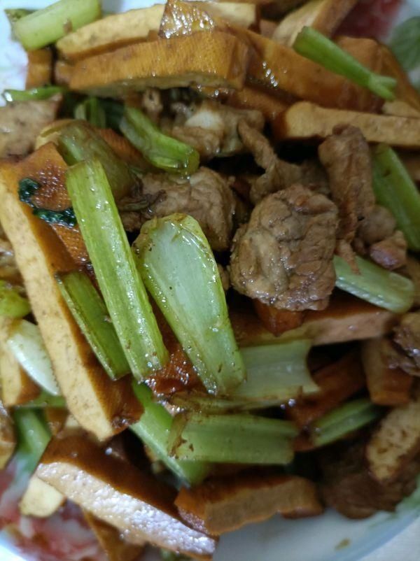 这道香干炒肉丝真的是不讲究，有啥放啥都好吃