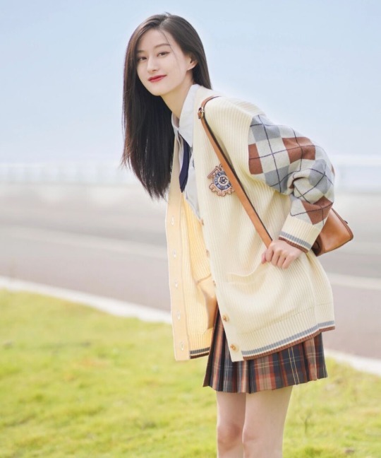 裙装|秋冬穿毛衣,尽量搭配半身裙,优雅时髦显气质,时髦百搭不出错