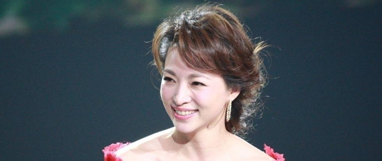 她是央视主持人，却嫁给了大自己20岁的老公，两人站一起就像父女