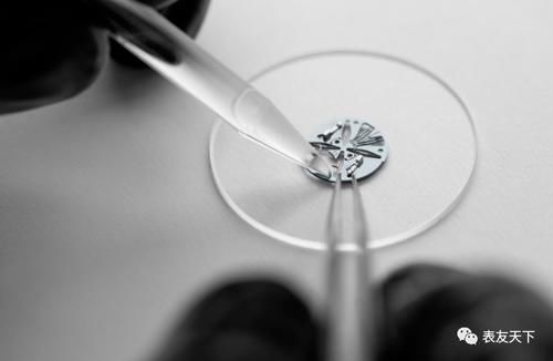 领先全球的高频震荡系统：康斯登全新发表Slimline Monolithic Manufacture腕表 – 40赫兹