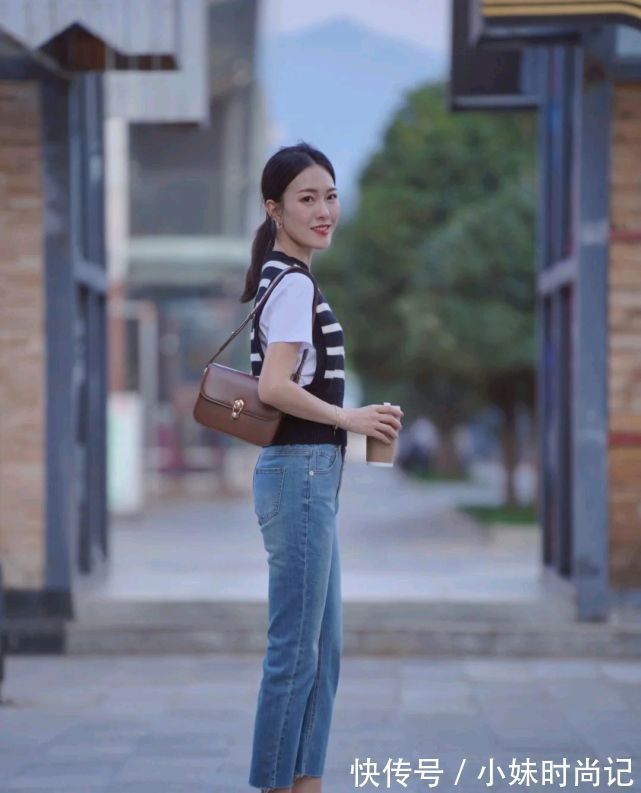 波点|成熟女人的早秋穿搭如何搭配?可以选择简约款,呈现出优雅大方