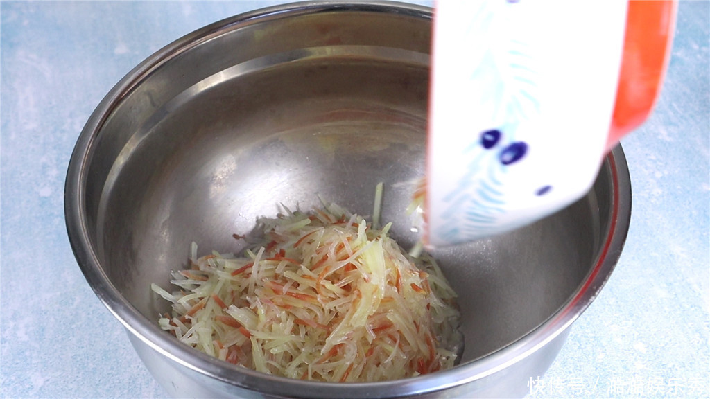 土豆丝和胡|土豆丝里面打1个鸡蛋,没想到这么美味,一上桌孩子抢着吃