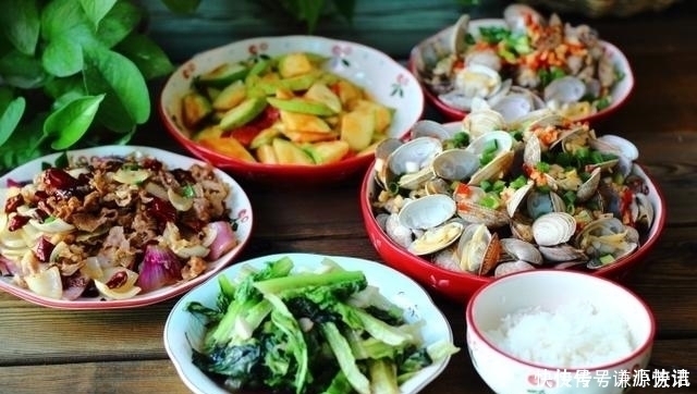 营养|一家三口的晚餐,4道家常菜荤素搭配,开胃又下饭,好吃又营养