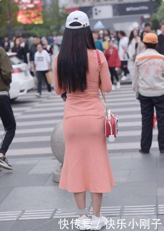 身姿|时尚显瘦的夏日穿搭，一身粉嫩连衣裙，展现傲人身姿