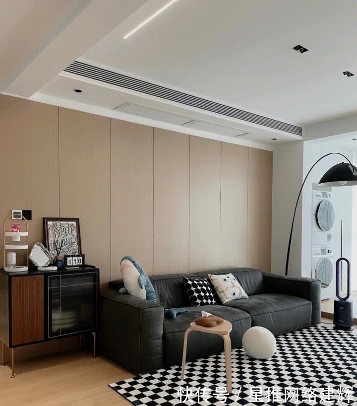 晾衣杆|年轻小夫妻的“穷装”新家，干净整洁，网友：“越简单，越幸福”